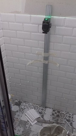 Montaj faianță in baia unui local